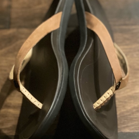 Olukai - Ho'opio Leather Flipflops NWOT - Picture 6 of 13